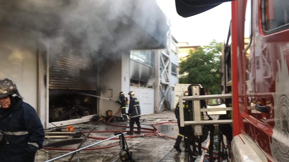 Μεγάλη φωτιά σε γνωστή βιοτεχνία στο Περιστέρι – Απειλούνται σπίτια – Ν. Καρώνης: «Καταστράφηκα, δεν πρόλαβα να ασφαλίσω το κτίριο»